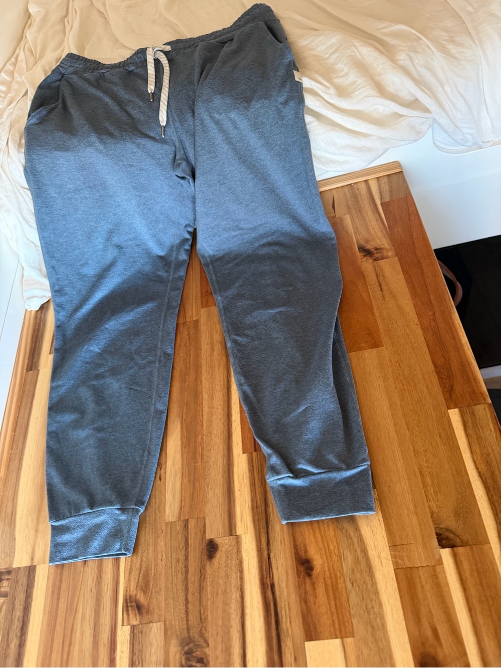 Vuori performance joggers. heather blue. size small women's